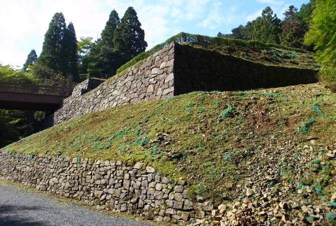 Il muro di pietra delle rovine del castello di Hachioji