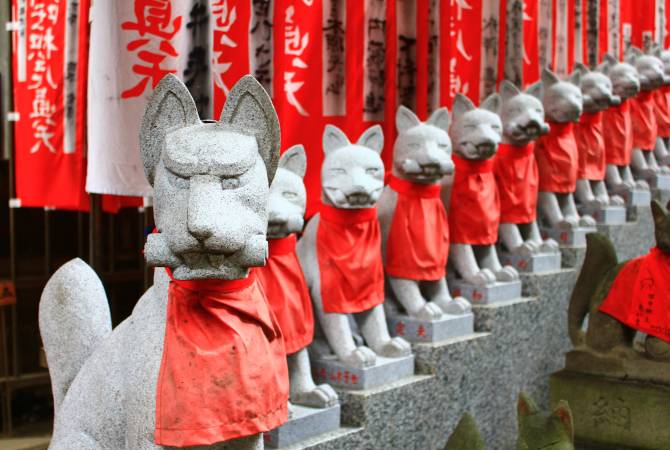  El Templo Toyokawa Inari Tokyo Betsuin (estatua de piedra de un