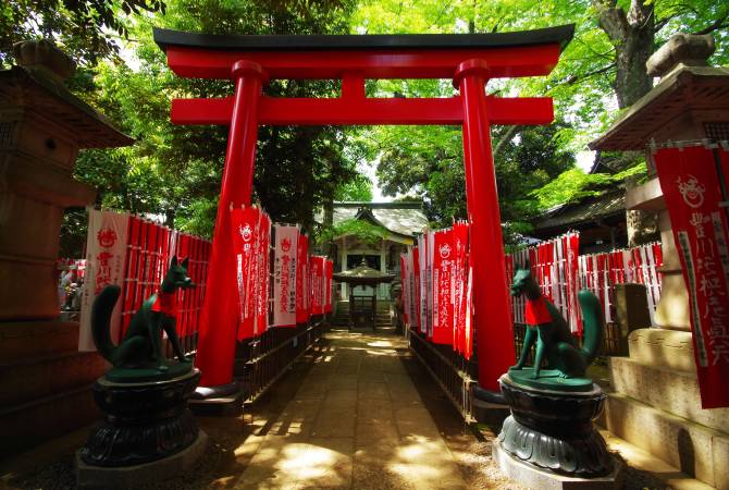 El Templo Toyokawa Inari Tokyo Betsuin (torii)