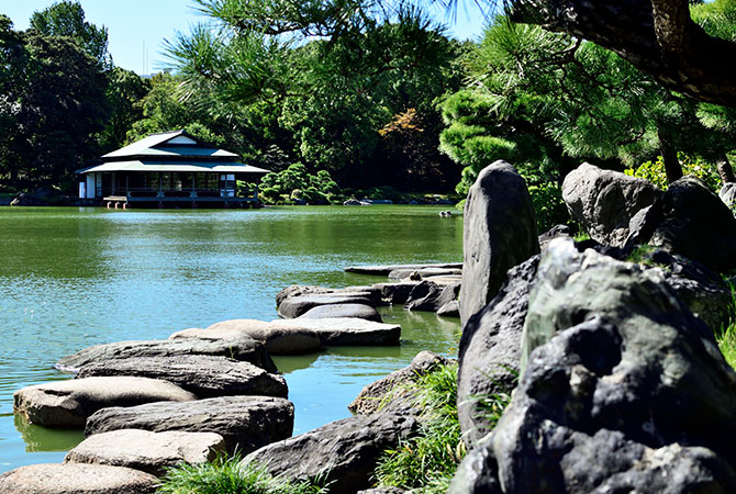 Pont en pierre dans le jardin de Kiyosumi