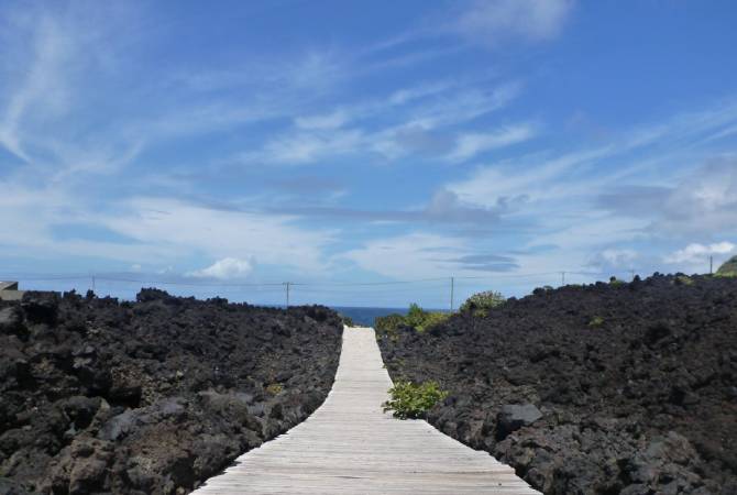 Long chemin dans le champ volcanique