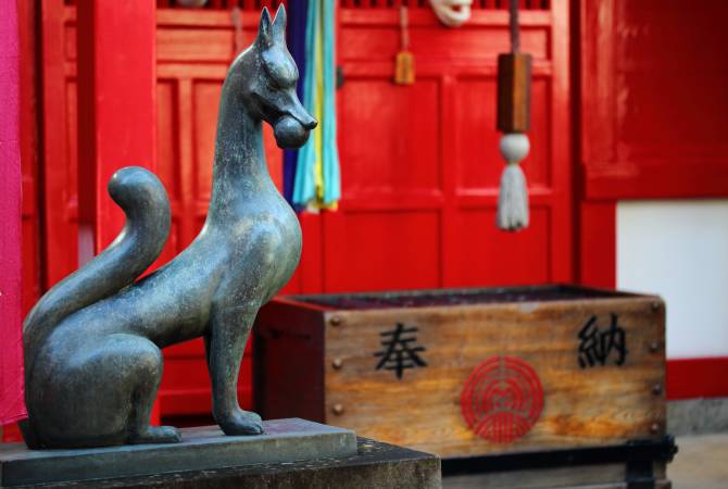 El Santuario Oji Inari (estatua de un zorro)