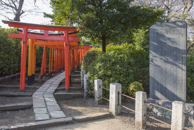  El Santuario Nezu (torii)