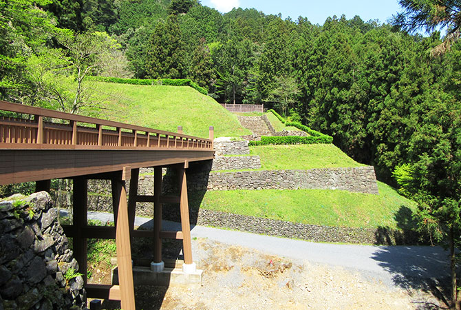 Brücke in den Ruinen der Burg Hachioji