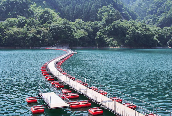  Un puente en el Lago Okutama