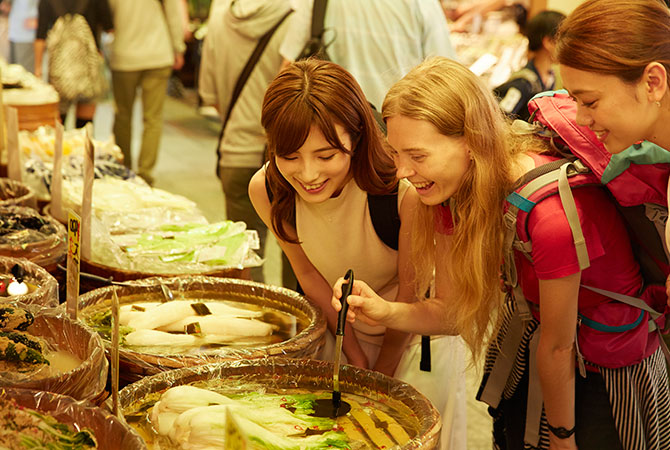 Turistas extranjeros comprando comida