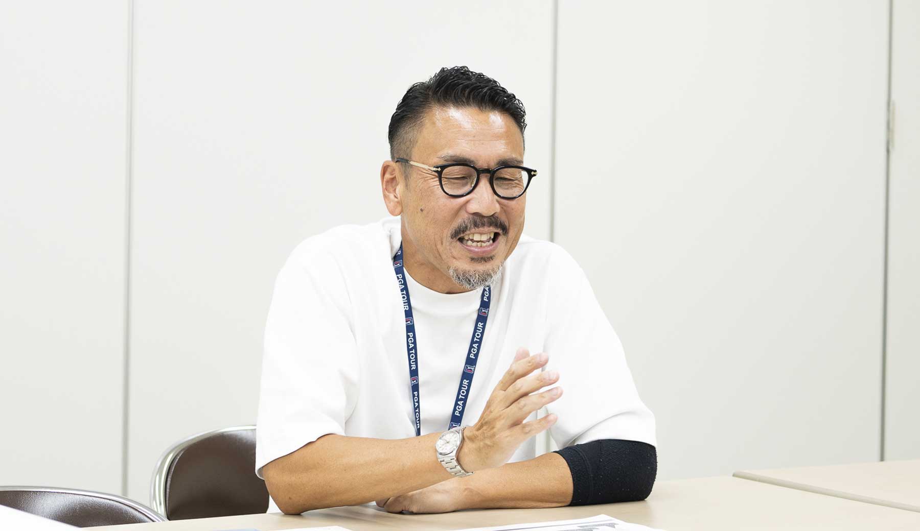 一般社団法人青梅市観光協会の吉田さんがインタビューに答える様子