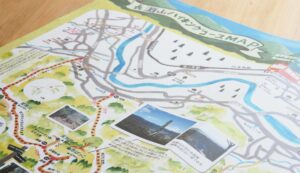 青梅市観光協会が発行する「長淵山ハイキングコースMAP」を開いた様子