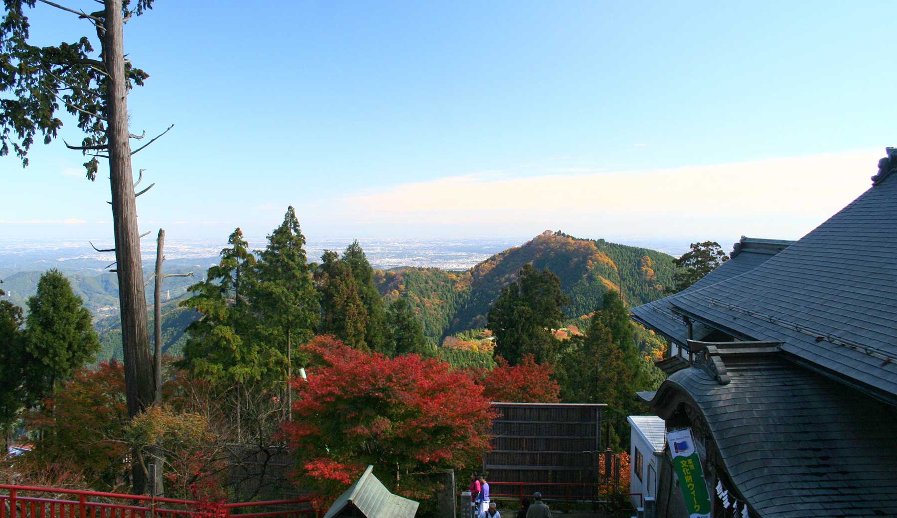 御岳山頂の武蔵御嶽神社からの眺望の写真