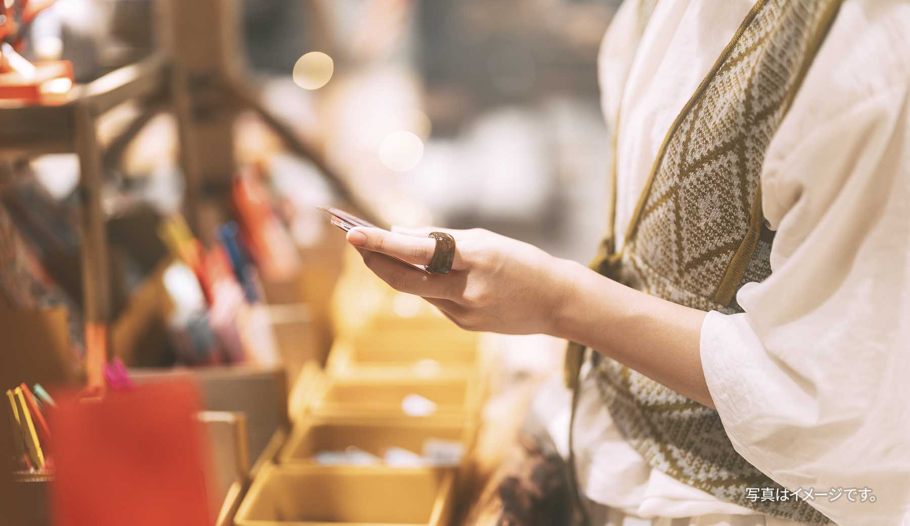 店内で雑貨を手に取る女性の手元の写真
