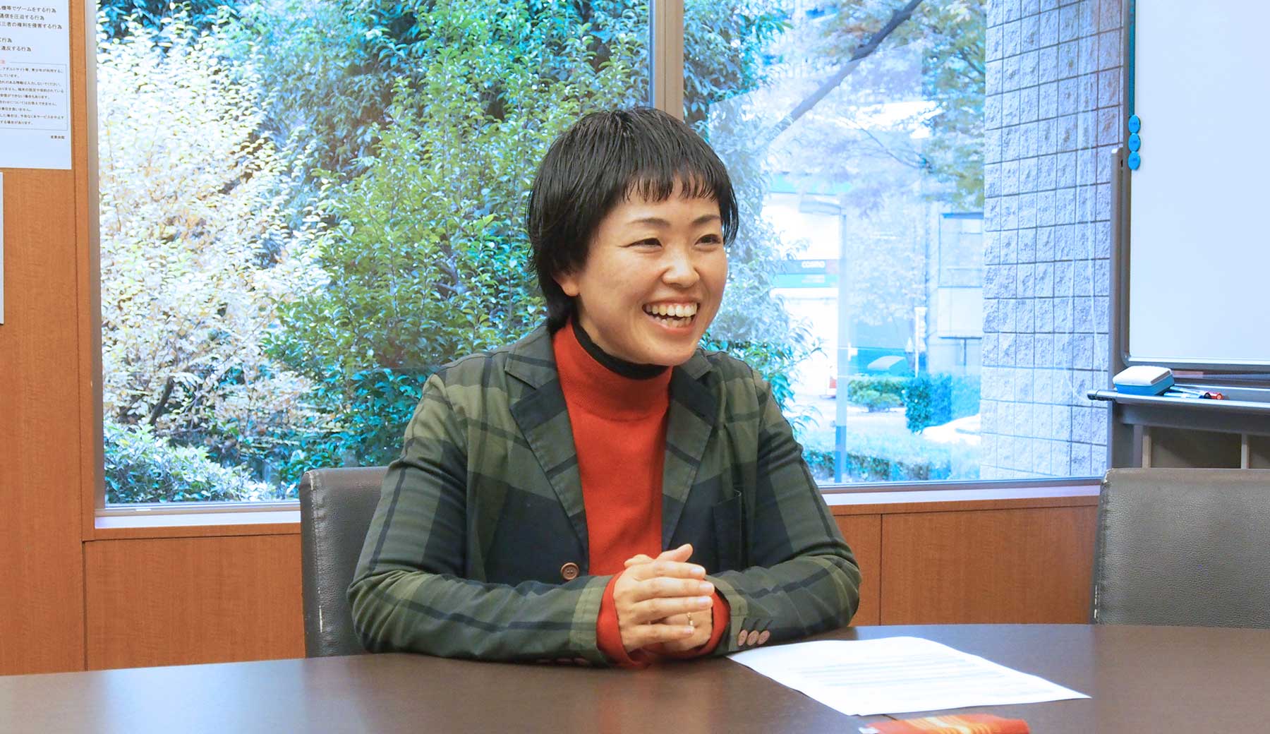 一般社団法人新宿観光振興協会の後藤さんがインタビューに答える様子