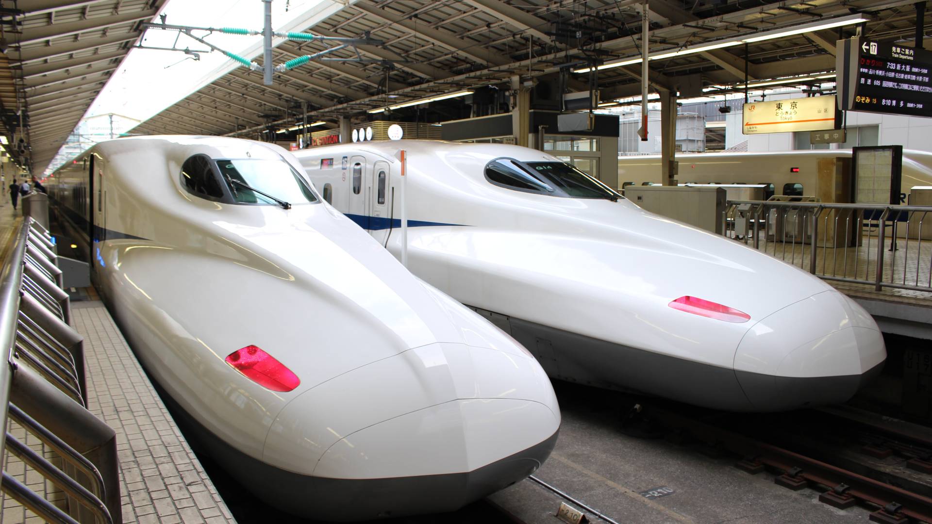 2013年11月07日 : 日本东京火车站新干线列车 图库摄影片. 图片 包括有 街市, 乘客, 维修站 - 224075587