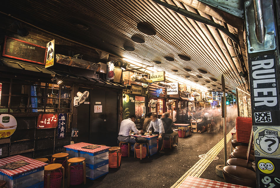 Unter einem Viadukt in Yurakucho