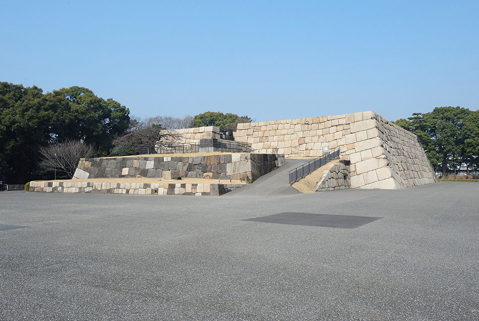 Kaiserpalast Tokyo: Fundamente des Bergfrieds