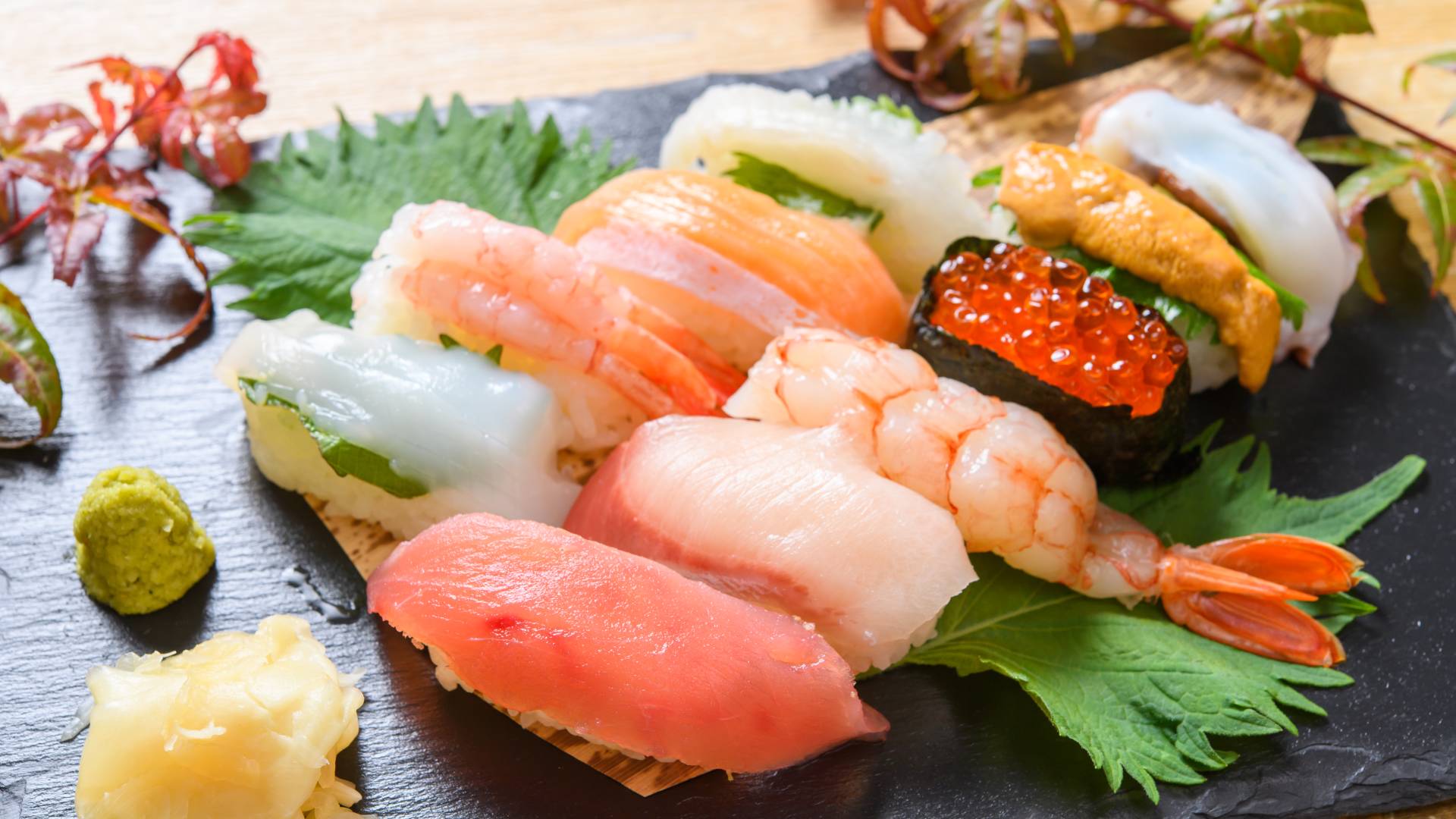 https://www.gotokyo.org/en/story/guide/from-skipjack-to-salmon-a-guide-to-eating-sushi-in-tokyo/images/sg012_1376_26.jpg