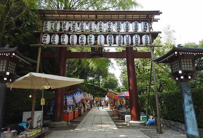 Approach to Nezu-jinja Shrine Annual Grand Festival