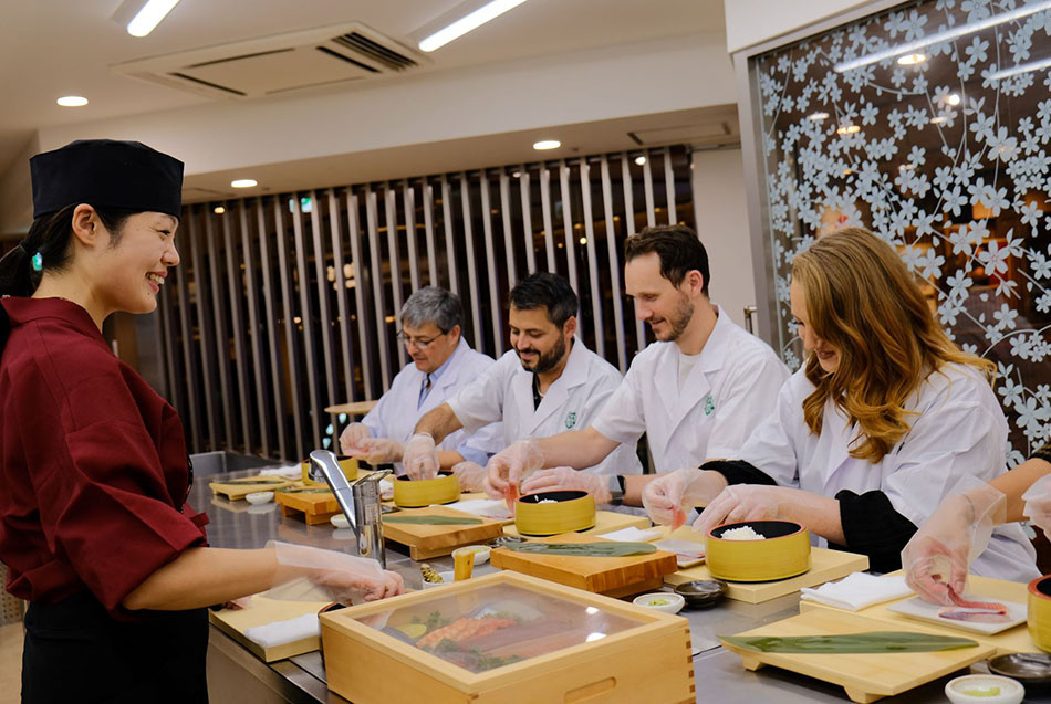 Experiencia de elaboraci坦n de nigiri sushi