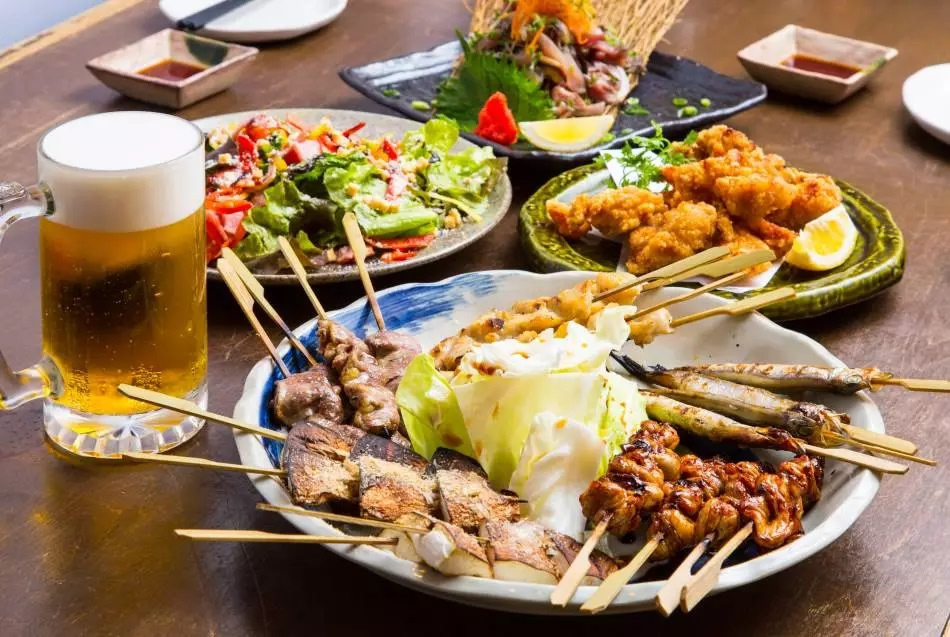 Platos en una izakaya