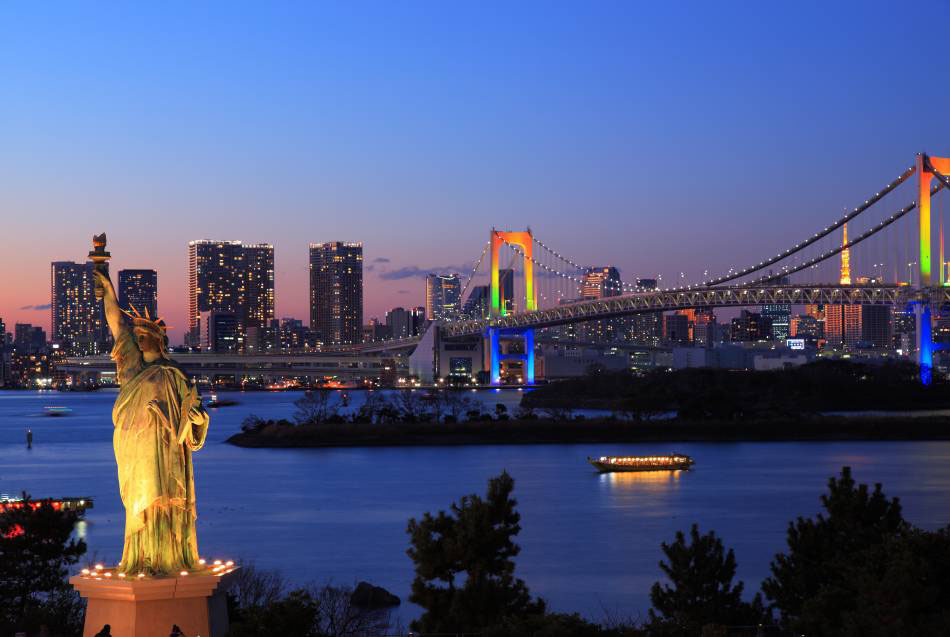 Vista nocturna desde el Parque Marino de Odaiba