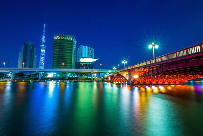Vue nocturne sur le fleuve Sumida