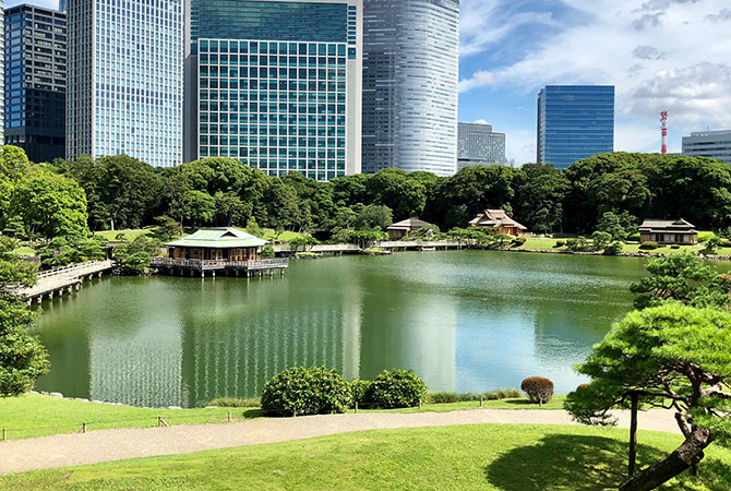 Laghetto nei giardini Hama-rikyu 