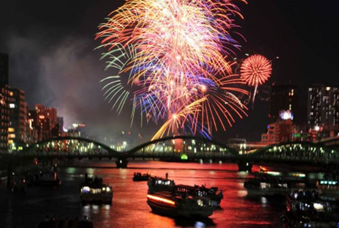 Festival dei fuochi d'artificio sul fiume Sumida