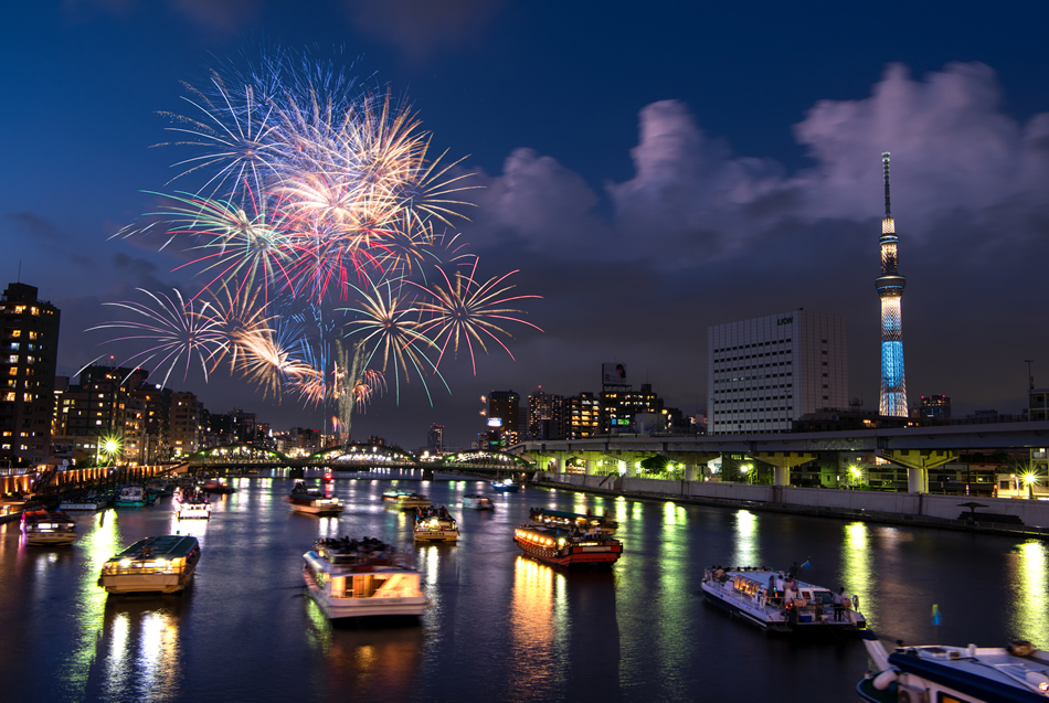 Festival dei fuochi d'artificio sul fiume Sumida