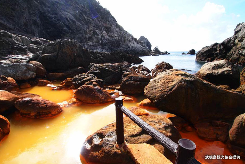 海水と混ざる地鉈温泉