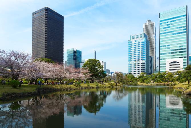 Lac dans le jardin Kyu-Shiba Rikyu