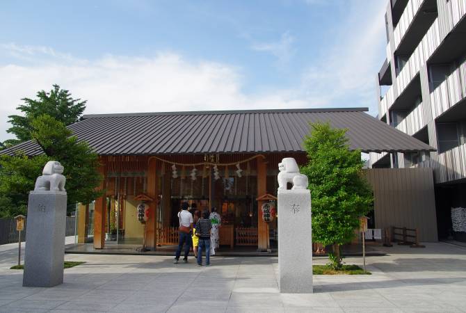 The entrance to Akagi-jinja Shrine