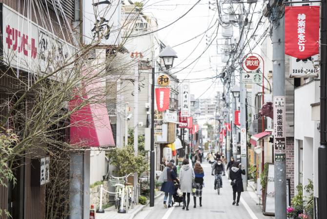 La strada principale di Kagurazaka