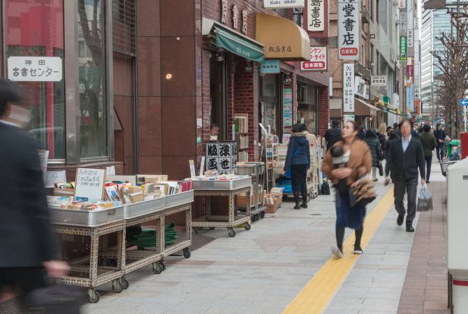 Buchläden entlang einer Straße in Jimbocho