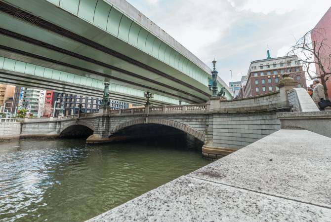 Il ponte di Nihonbashi visto dal fiume