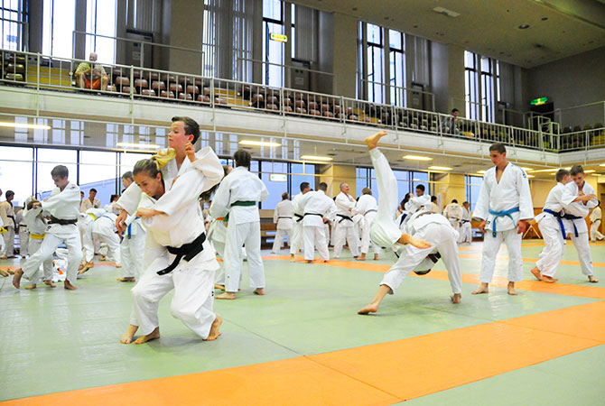 Gente practicando en Kodokan