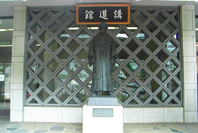 A bronze statue at Kodokan