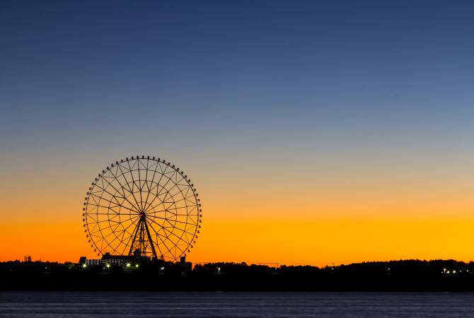 Tramonto dietro la ruota panoramica