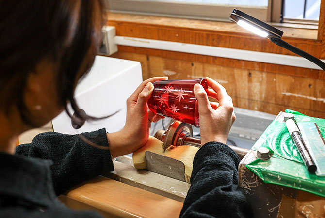 Esperienza di lavorazione del vetro al Sumida Edo Kirikokan