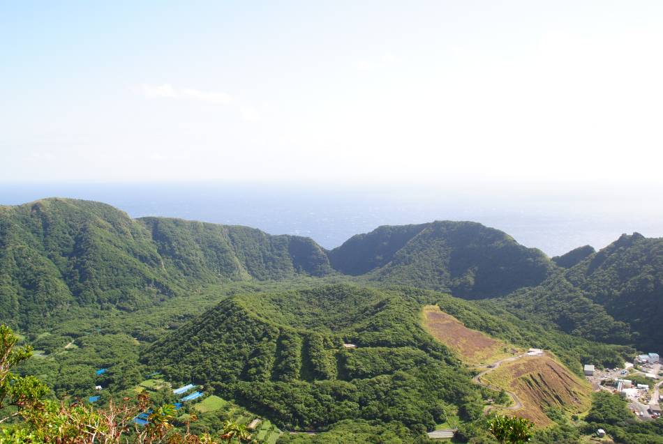 Monte en el interior de un cráter (monte Maruyama)