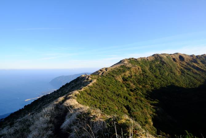 Cratère volcanique du mont Hachijo-Fuji