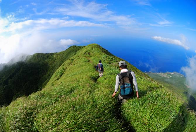 行走在八丈富士山脊上的人