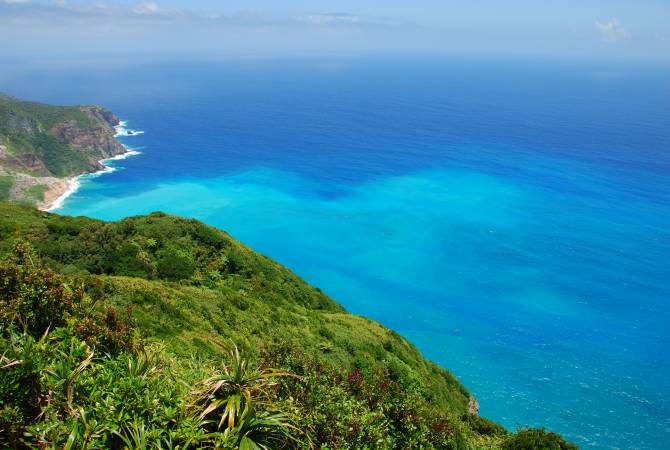 Aguas azules en la costa