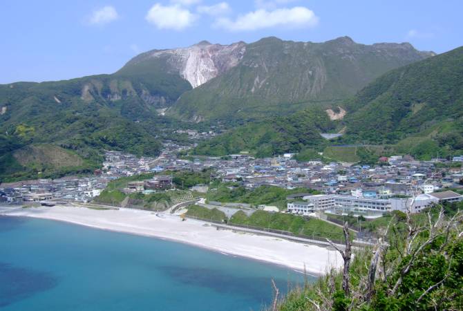 Mont Tenjo se dressant derrière le village