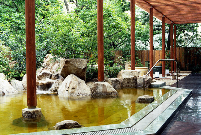 An open air bath in Niwa-no-yu