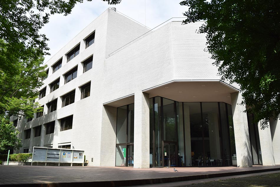 東京都立中央図書館の外観