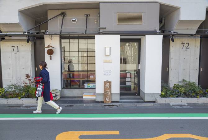 Una izakaya bajo las vías en Nakameguro