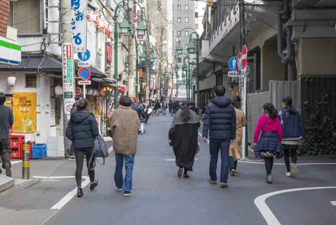 中目黒高架下を歩く人