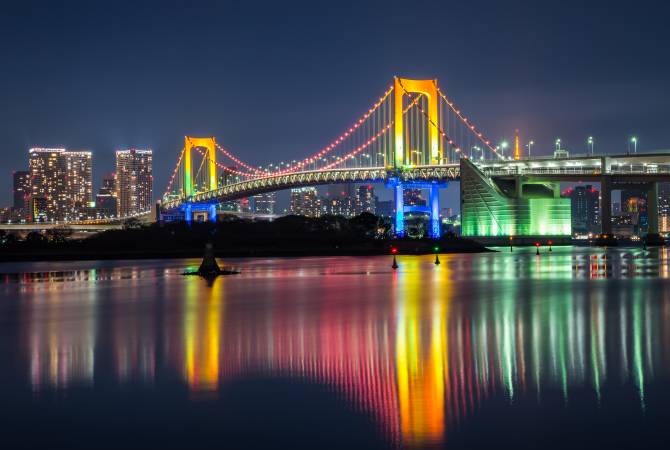 Vista nocturna del puente Rainbow Bridge