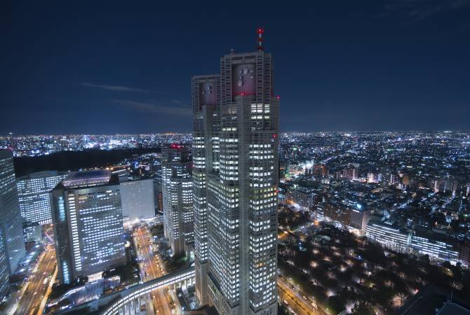 Vista nocturna del Edificio del Gobierno Metropolitano de Tokio
