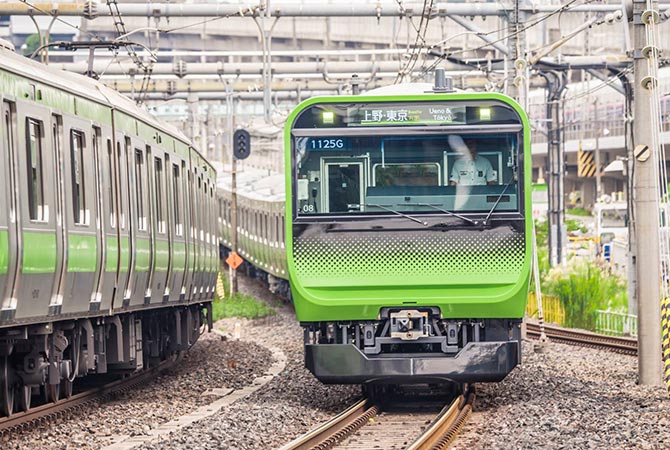 Zug auf der Fahrt durch Tokyo