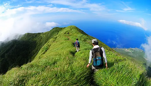 Spaziergang entlang des Bergr&uuml;ckens des Berg Hachijo-Fuji